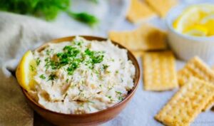 photo of dip with crackers